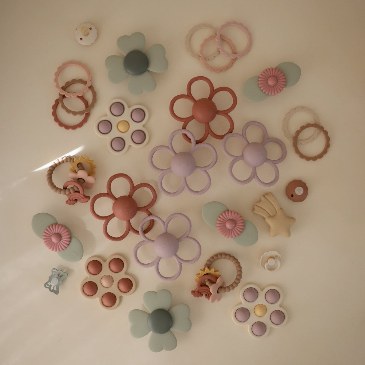 Daisy Rattle Teether - Soft Lilac - HoneyBug