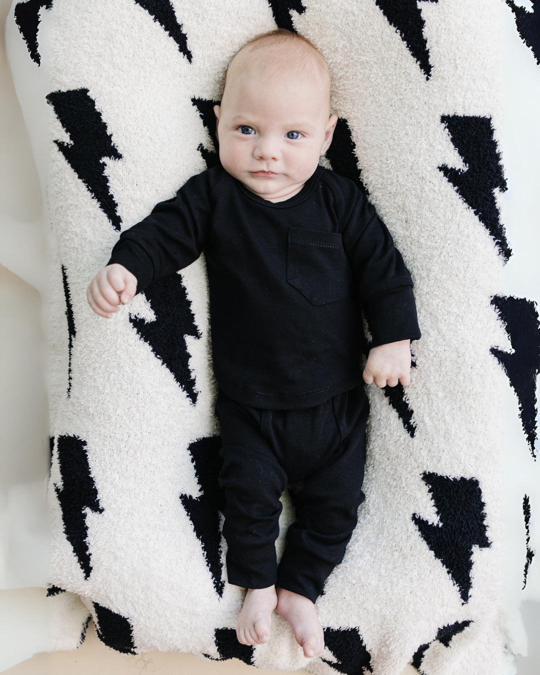 Lightning Bolt Fuzzy Blanket | Black - HoneyBug