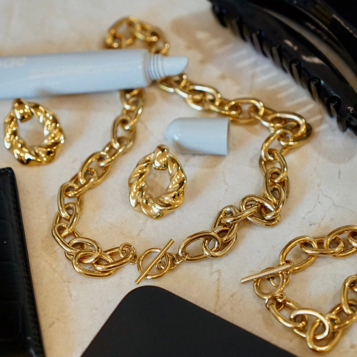 Colter Twist Knocker Earring - HoneyBug