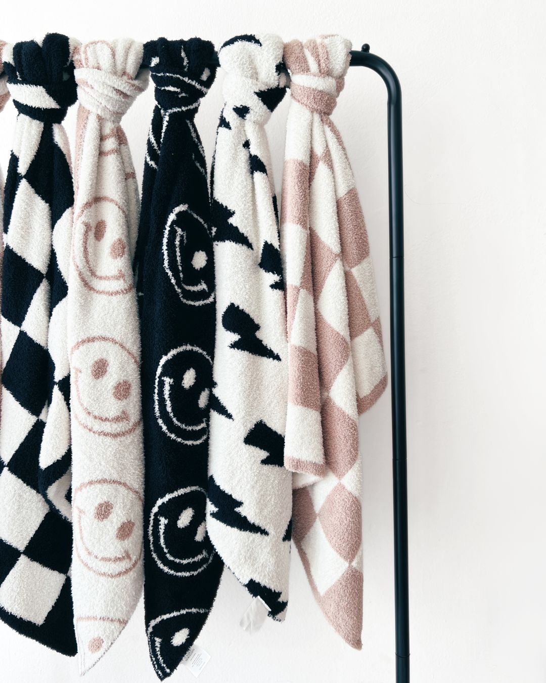 Lightning Bolt Fuzzy Blanket | Black - HoneyBug