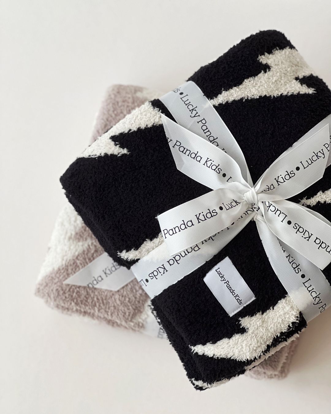 Lightning Bolt Fuzzy Blanket | Black - HoneyBug