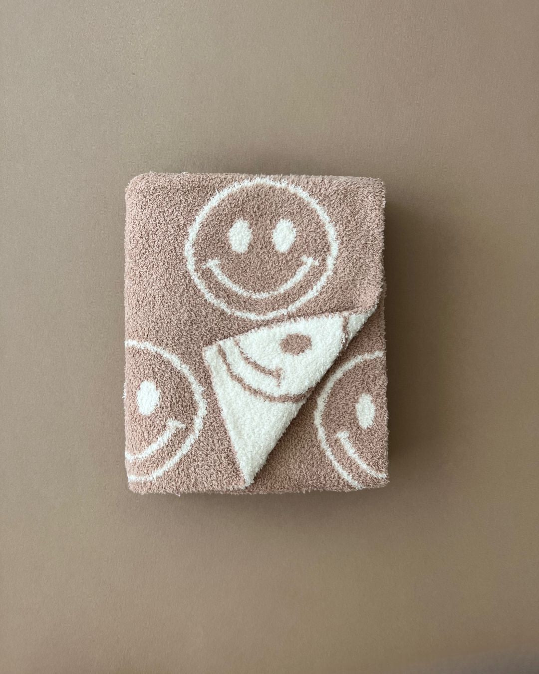 Smiley Fuzzy Blanket | Latte - HoneyBug