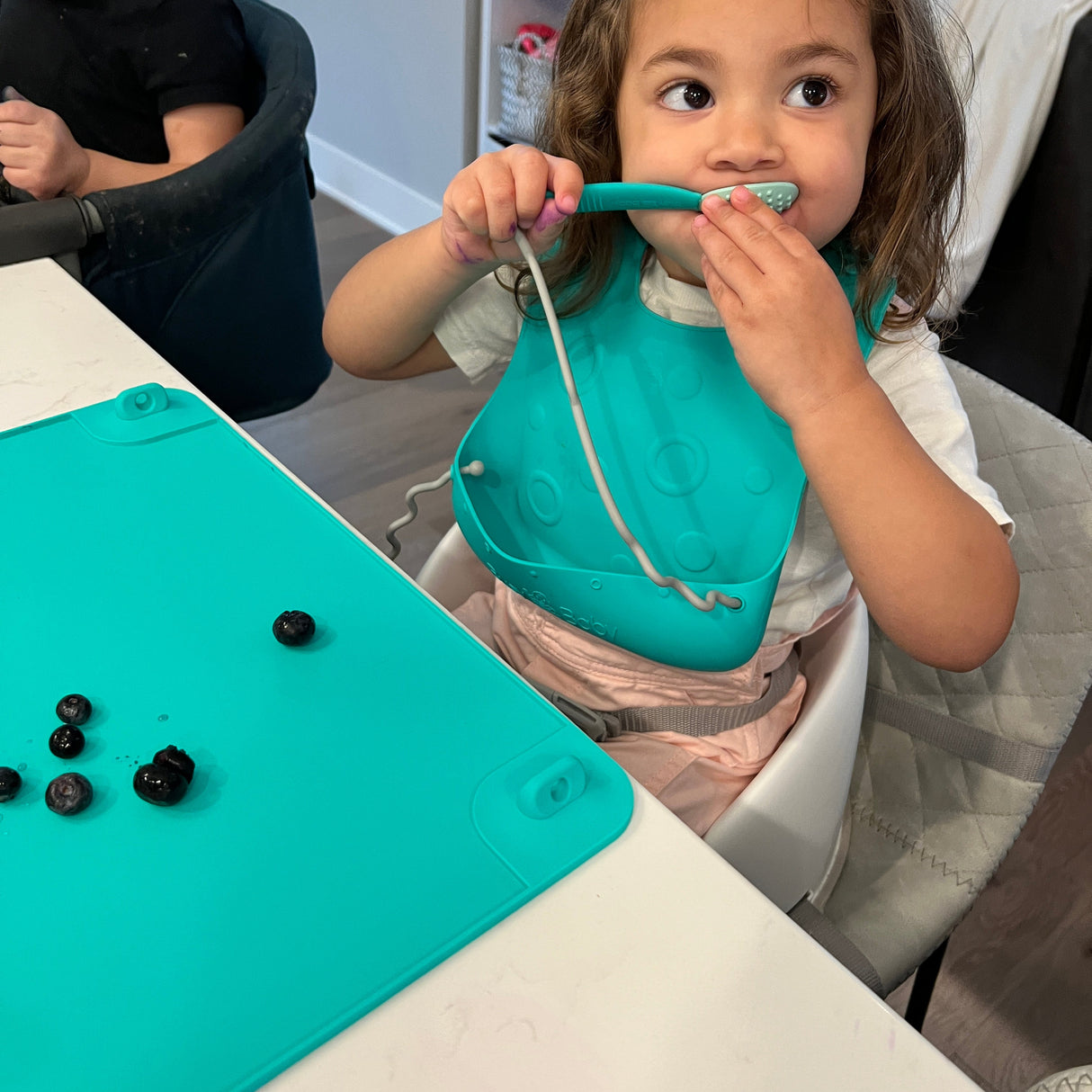 Busy Baby Bungee Bib & Utensil Set - HoneyBug