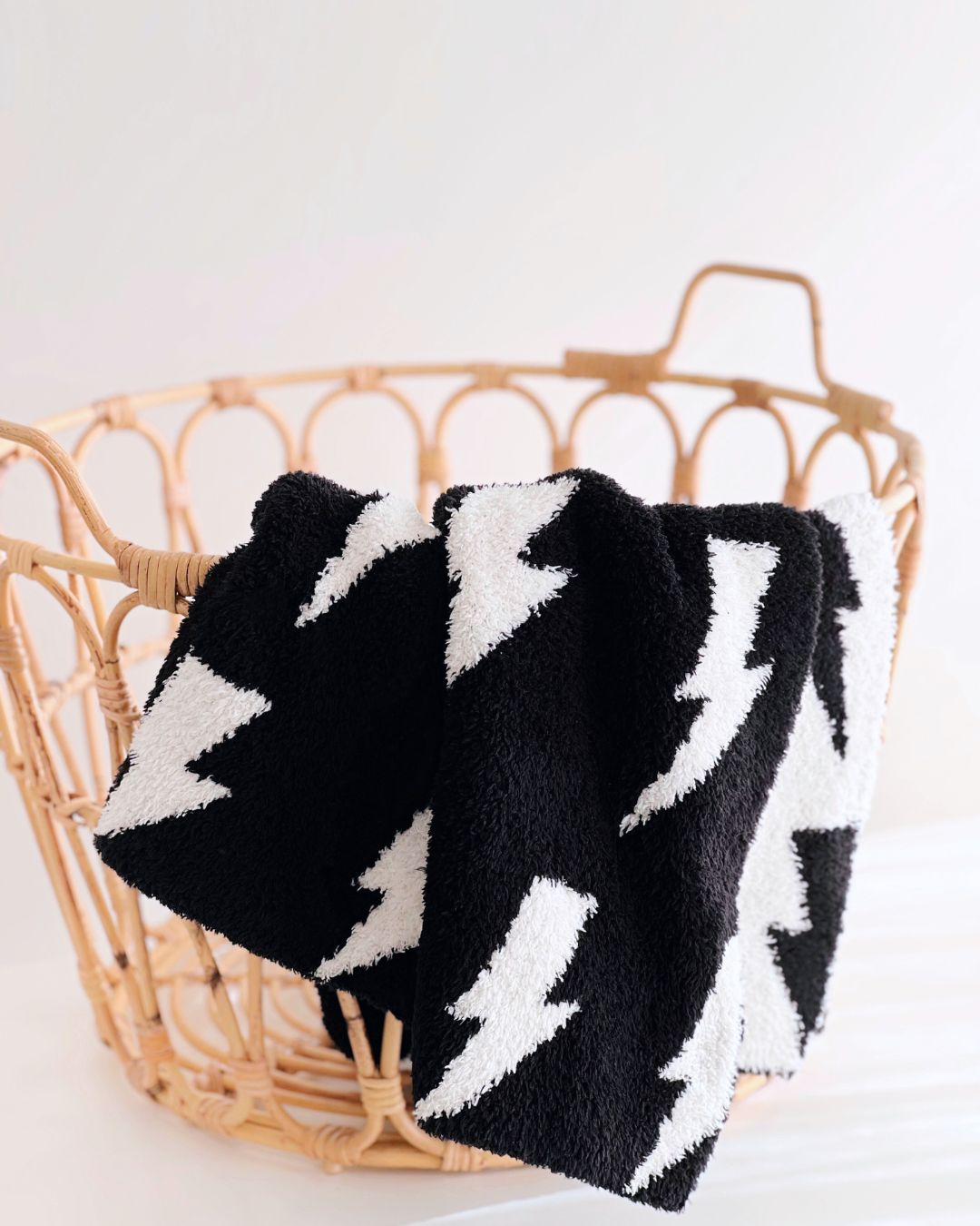 Lightning Bolt Fuzzy Blanket | Black - HoneyBug 
